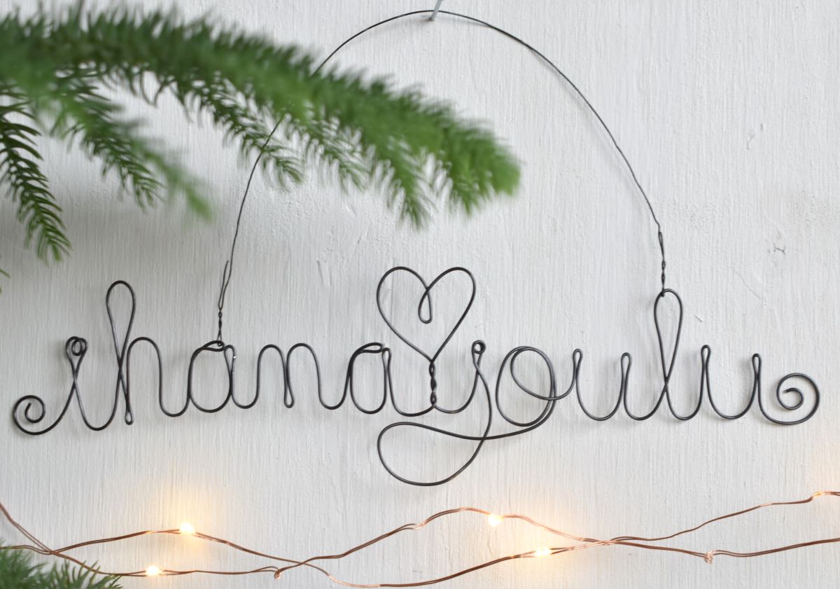 Rustiikkinen rautalankateksti joulukodin seinälle