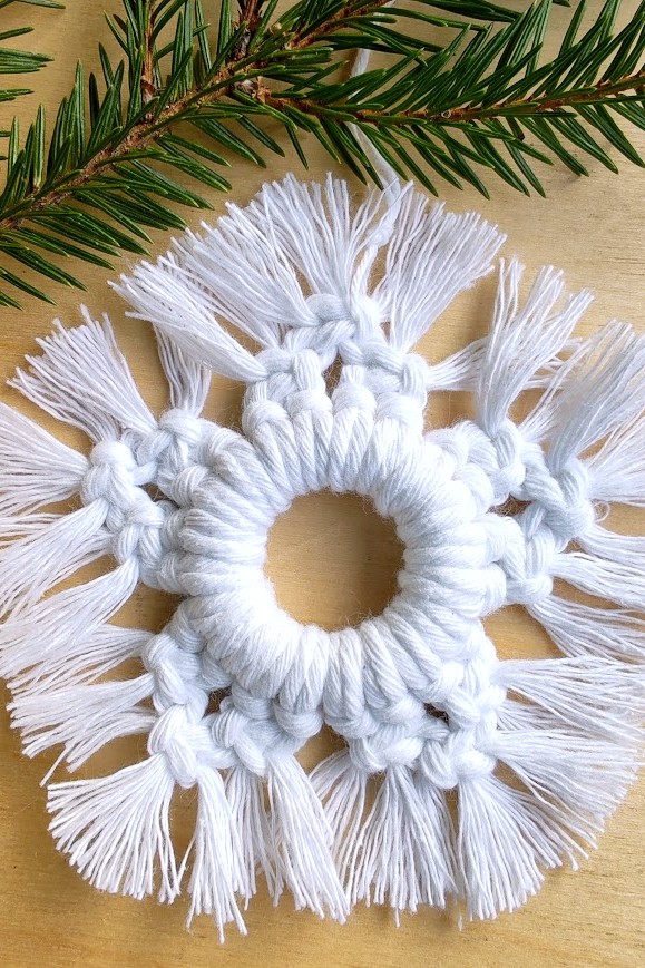 Käsintehty kuusenkoriste on kaunis ja ajaton