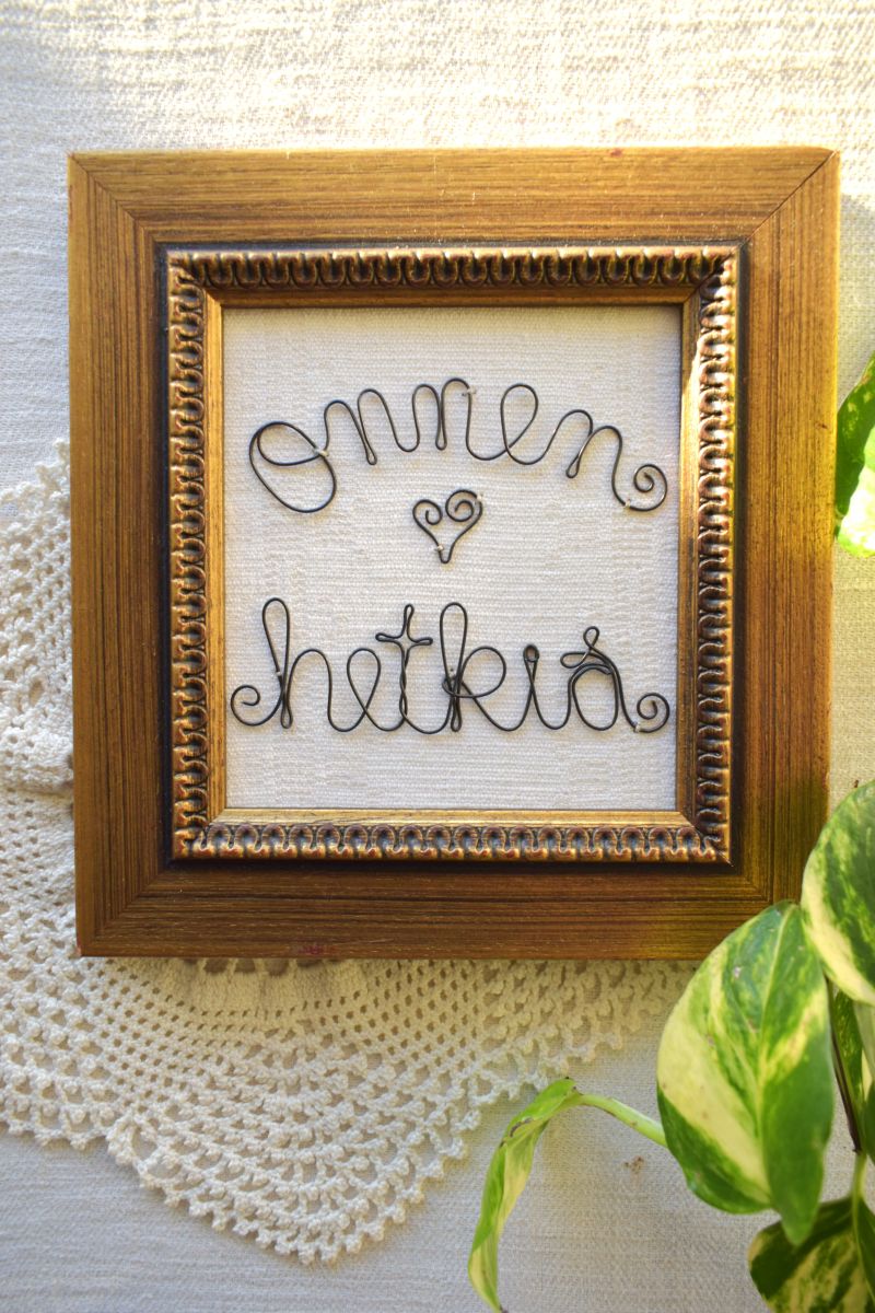 Sisustustaulu rautalangasta on käsintehty.