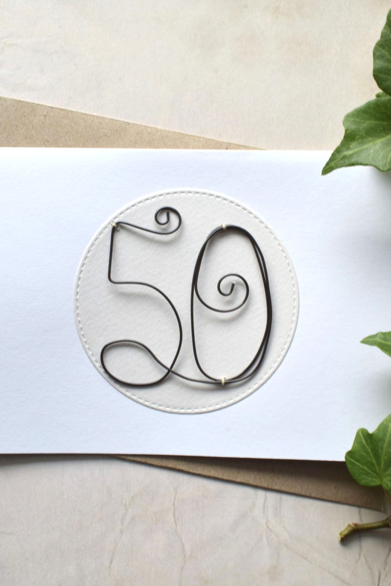 Käsintehty rautalankakortti 50-vuotiaalle on persoonallinen vaihtoehto tavalliselle onnittelukortille