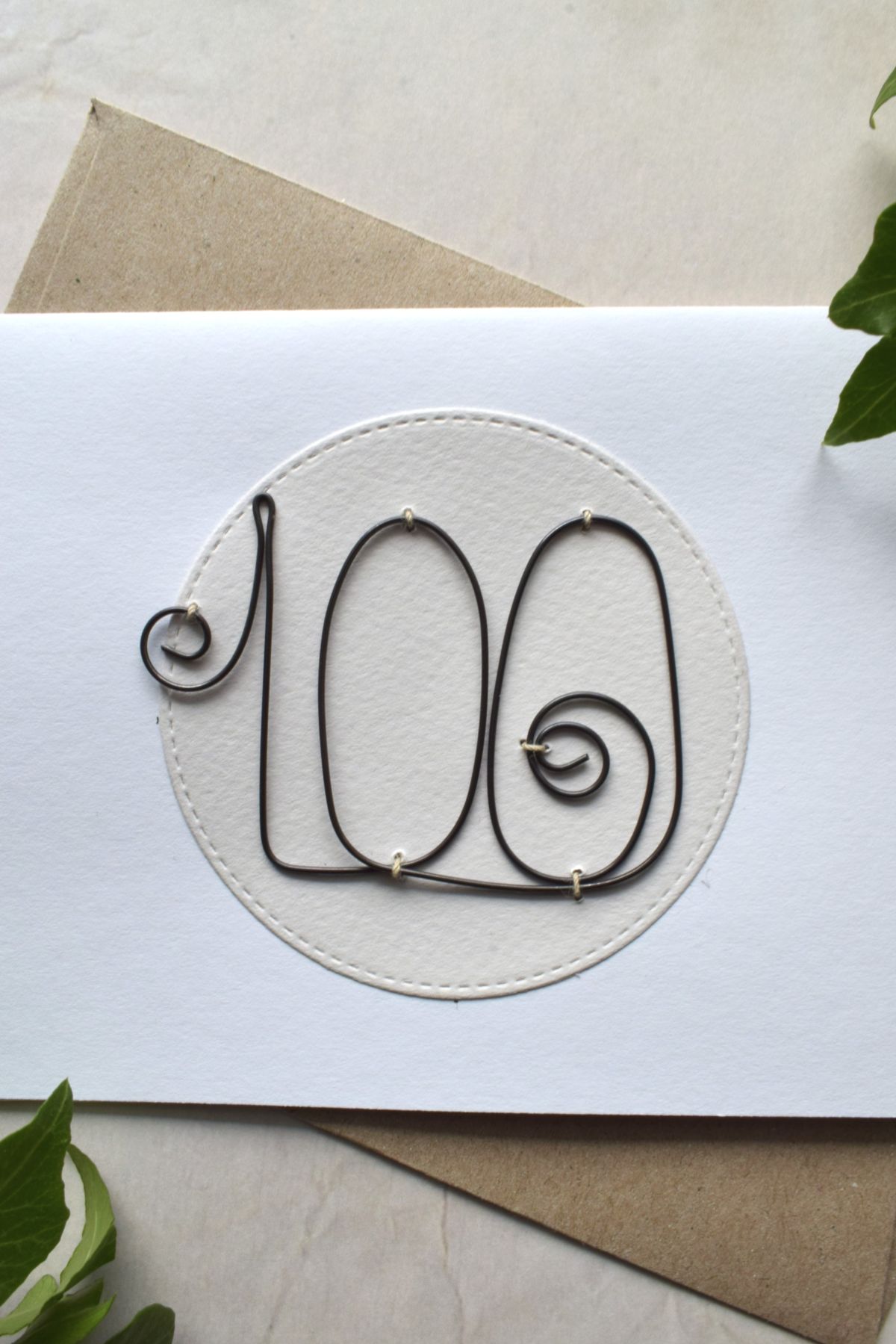 100-vuotiaalle persoonallinen, käsintehty onnittelukortti