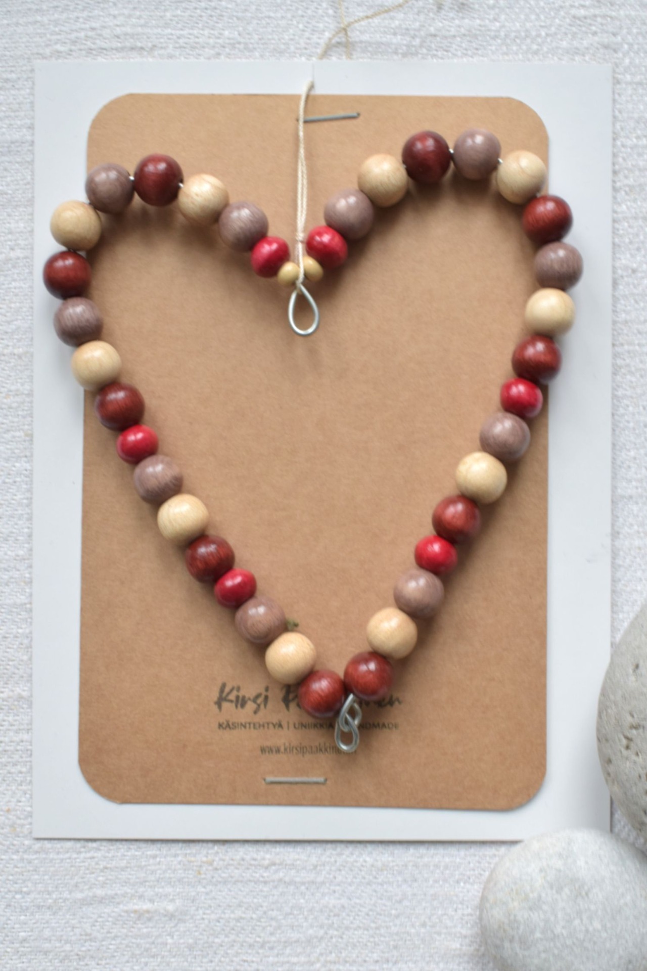 Muistojen Sydän on kierrätyshelmistä käsintehty koriste. 