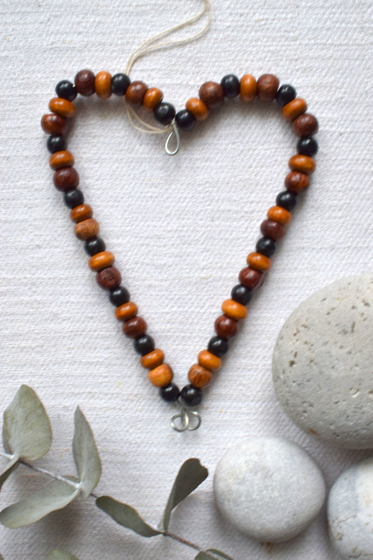 Muistojen Sydän on kierrätyshelmistä käsintehty koriste. 