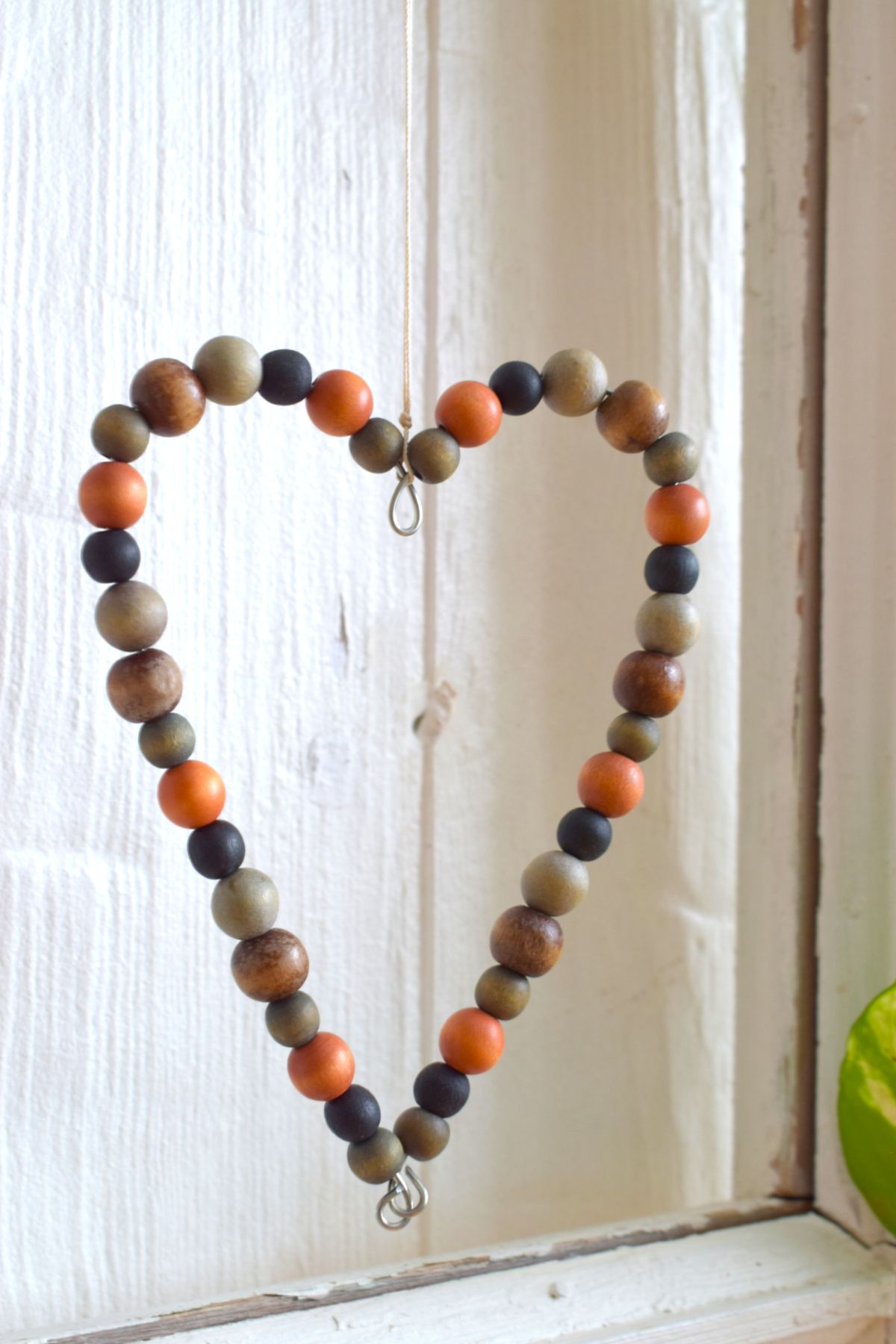 Muistojen Sydän on kierrätyshelmistä käsintehty koriste. Helmet on huolella valittu puretuista 	kierrätyskoruista ja sommiteltu uudelleen kauniiksi sydämeksi. 